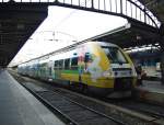 Ein farbenfroher Triebzug (82510), der für die Ardennen-Region wirbt, verlässt den Gare de l'Est.