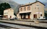 25.10.1995 Bahnhof Ponta Leccia der schmalspurigen Eisenbahn auf der französischen Mittelmeerinsel Korsika.