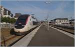 Saint-Malo gestern und HEUTE: In Saint-Malo wartet der TGV 852 um als TGVV 8084 um 12:01 nach Paris zu fahren.