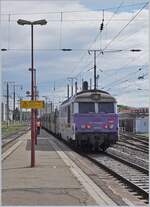 Die SNCF BB 67464 verlässt mit ihrem TER den Bahnhof von Strasbourg.