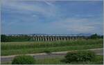 Eine VFLI EURO 4000 mit ihrem Güterzug auf der Fahrt in Richtung Mulhouse fährt kurz vor Dannemarie über den 490 Meter langen Viaduc de Dannemarie, welcher in den Jahren 1860-1862 gebaut wurde.

19. Mai 2022