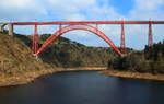 Bei einem Besuch der Ligne des Causses darf natürlich ein Bild des von Gustave Eiffel konstruierten Viaduc du Garabit (Höhe 122,20 m, Länge 564,65 m, Zentralbogen-Öffnung 165 m) nicht fehlen - leider ohne Zug. Am 06.04.2017 herrschte zwischen Neussargues und Beziers Schienenersatzverkehr und der auf dem Bild ID1009373 abgebildete Güterzug fuhr stark verspätet ab. Und da befanden wir uns nach längerer Wartezeit mit unserem Bus bereits auf der Weiterfahrt genau unter der Brücke...