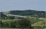 Der TGV 9881 von Luxembourg nach Montpellier erreicht den 816 Meter langen Savoureuse Viadukt (km 130.8) auf seiner Fahrt Richtung Dijon.