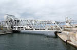 TGV auf der Hubbrücke in Sète, die den Etang de Thau vom Mittelmeer in der Nähe des Bahnhofs trennt. Das Foto wurde von der Strassenbrücke aus aufgenommen. Sète, 3.3.2026
