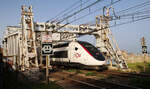 TGV befährt die Hubbrücke in der Nähe des Bahnhofs Sète.