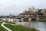 Gemischter Güterzug auf der Brücke über den Fluss Orb in Beziers, 4.3.2026
