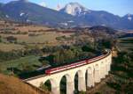 Eine Garnitur aus zwei x2700 berqueren den Viadukt bei Lus La Croix Haute in Richtung Grenoble, 29.08.1991. Persnliche Anmerkung: das Tal sdlich von Grenoble bis Serres ist schlicht und einfach das schnste Tal in den Alpen! 