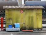Putzmitteldepot hinter dem Tankstellenhäuschen in Mulhouse.