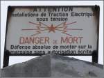 Todesgefahr! Wer auch mal etwas in die Höhe schaut, entdeckt auf den Enden der Bahnsteigdächer in Mulhouse diese Warntafeln.