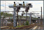 Die Ausfahrsignale C2225 und C2223 des Bahnhofs Villeneuve-Saint Georges mit dar�ber angebrachten Richtungsanzeiger und Geschwindigkeitsbegrenzung auf 60 km/h. (07.05.2026)