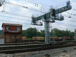 Stellwerk und Signalbrcke am westlichen Bahnhofskopf von Ambrieu.