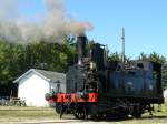 Bei der Lok 3 des  Train des Mouettes  handelt es sich um die dritte der insgesamt in einer Serie von vier baugleichen  Schneider 30T  gebaut 1891 bei Schneider in Creusiot in Elsass-Lothringen. Sie ist die lteste betriebsfhige Dampflok in Frankreich. Hier steht sie in Chaillevette beim Aufheizen. Hier wird nmlich die Lok gewechselt. In La Tremblade fhrt der Zug mit einer Diesellok los und ab Chaillevette bis Saujon zieht die NR 3 den Zug. (31.7.2012, 11:53 Uhr)