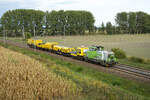 0650 109 mit einem kurzen Bauzug, n�rdlich von Trebbin, f�hrt in Richtung Leipzig.