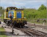 Hafenbahn Colmar/Neu Breisach. BB 2000 hat die Getreidewagen abgehängt und setzt vor, um den Zug zu Umfahren. Volgelsheim, April 2019.