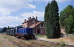 Museumsbetrieb auf der Strecke Givet nach Dinant. Grenzberschreitend
ist hier am 23.5.1998 ex SNCF BB 63121 von Frankreich nach Belgien unterwegs.
Beim Halt in Hastiere passt die Zuggarnitur hervorragend
zu dem alten Bahnhof Gebude. Die Bume verleihen zudem der Szene ein 
sdliches Flair.

Der Name der Museum Bahn ist mir nicht bekannt. Ich tippe mal auf CFV3V.