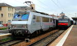 Eher selten sind zwei lokbespannte Züge nebeneinander in Clermont-Ferrand zu sehen: BB 26005 mit dem Schnellzug aus Paris und BB 67766 mit einem Nahverkehrszug am 06.04.2017