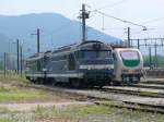 Links stehen die beiden franzsischen Dieselloks BB 67339 sowie BB67334, rechts ist die italienische Ellok E402-155 zu sehen.
Die italienischen Loks kommen mit Gterzgen ber die Alpen bis nach Ambrieu.

08.06.2007 Ambrieu Dpot 
