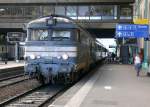 Die recht dreckige Diesellok BB67346 steht mit einem Regionalzug in der Bahnhofshalle.
08.06.2007  Lyon-Perrache