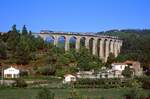 Dem Himmel so nah ... man sieht nur 12 der 29 Bögen des Viadukts von Chamborigaud. BB67567 mit Zug 5919 von Paris nach Nimes am 23.09.1995.