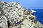 Eine der spektakulrsten Strecken Frankreichs ist die Linie Marseille - Martigues direkt an der Kste. Brcken und Tunnel in stetem Wechsel - und immer mit Blick auf (das im Hintergrund sichtbare) Marseille. Einmal tglich gibt es sogar einen Gterzug auf dieser Linie. BB67568 ist bei Niolon am 06.05.1998 Richtung Martigues unterwegs.