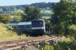 Der  Heckeneilzug  Krimmeri-Meinau - Strasbourg - Sarreguemines. Im modernen deutschen Eisenbahnwesen lt sich der Begriff  Heckeneilzug  nicht mehr definieren.
Eilzge die grere Zentren verbinden aber ber Strecken fhren, die meist nur ber´s flache Land gehen.

Fr die Verbindung Strasbourg - Sarreguemines wrde der Begriff noch zutreffen, wenn es sich um eine deutsche Verbindung handeln wrde.

Morgens in der Frh und am Abend werden die Berufspendler noch mit Lok bespannten Zgen befrdert.

SNCF BB 67521 hat ihren Zug aus dem Bahnhof Oermingen beschleunigt und hat hinter der Ortsgrenze das Elsass verlassen und die Grenze zu
Lothringen berfahren.
Die Landschaft hier gleicht der des Blies- oder Saargaues mit wenig Wald aber vielen Streuobstwiesen.
Etwas mehr als 15 Kilometer sind es noch bis Saargemnd (Sarreguemines) an der saarlndischen Grenze.

Ligne 161 000 Mommenheim - Sarreguemines bei Oermingen am 02.09.2013