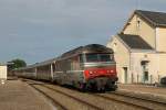 167435 mit IC 4590 Clermont-Ferrand-Bordeaux St Jean auf Bahnhof Condat-le-Lardin am 27-6-2014.