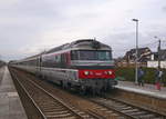 Die SNCF BB67408 fährt mit IC2034 (Boulogne-sur-Mer17:33-Noyelles-sur-Mer18:26-18:28-Amiens19:09-19:23-ParisNord20:29) im Bahnhof Noyelles-sur-Mer ein.