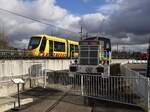 „Cité du Train“, eine typische Diesellok, Baureihe 71, leider hinter Gittern,   dahinter ein TW der Straßenbahn, die vom Zentrum direkt bis vor das Museum fährt.
