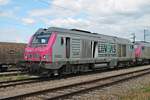 Portrait von AKIEM/LINEAS BB 75010, als diese am Nachmittag des 31.05.2019 zusammen mit AKIEM/LINEAS BB 75012 und einem  Gas -Kesselzug durch den Werksbahnhof vom Butachimie Chemiewerk in Bantzenheim in Richtung Personenbahnhof fuhren.