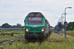 475 113 steht mit 475 412-3 und einem Containerzug in Lauterbourg und wartet auf Ausfahrt in Richtung W�rth. Auf dem Wege scheint 475 113 ein wenig Vegetation mitgerissen zu haben denn am rechten Puffer h�ngt noch ein dickerer Ast. Aufgenommen vom Bahn�bergang.

Lauterbourg 17.08.2024