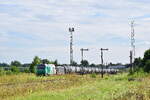475 119 bahnt sich mit einer 189er und Kesselzug einen Weg durch den verkrauteten Bahnhof Lauterbourg. aus Richtung Stra�burg kommend.

Lauterbourg 17.08.2024