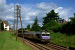 CC 272140 durchfährt im Eiltempo die Ortschaft Baulay an der Ligne 4 Richtung Paris.

Frankreich, Juni 2013