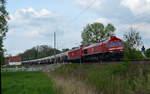 077 023 der MEG schleppte am 28.04.19 neben einem Zementzug auch eine Lok der Reihe 156 durch Burgkemnitz Richtung Bitterfeld.