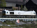 Die Diesellokomotive 077 028-4 auf Solofahrt, so gesehen Ende April 2021 Duisburg-Wanheimerort.