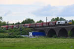 Die Diesellokomotive 077 025-0 zog Anfang Mai 2021 einen  Güterzug über die Hochfelder Eisenbahnbrücke in Duisburg.