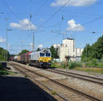 Sonntagsdienst bei den schweren Güterzugloks aus Mühldorf hatte u.a. 077 036-7, welche einen gemischten Güterzug am Vormittag des 16. Juli 2017 von München Nord Rbf nach Mühldorf beförderte - hier bei der Durchfahrt in Feldkirchen -.