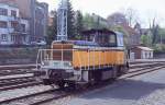 Die Y8327 steht an einem Sonntag im April 1990 im Bahnhof von Sarreguemines.