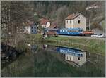 Der  Assosiation l'autrail X2800 du Haut Doubs  X 2816 mit Beiwagen erreicht im Rahmen einer Ostersonderfahrt in Kürze sein Ziel Morteau.  Die Dieseltriebzüge X 2800 wurden ab 1957 bei Decauville (X 2801 - X 2816) sowie bei Renault (X 2817 - X 2919) gebaut, also insgesamt 119 Stück. Die letzten X 2800 verkehrten noch bis 2009 im regulären Verkehr.
Der wenig passende Beiwagen wurde so gut es ging hinter dem kleinen Schuppen  versteckt .

16. April 2022