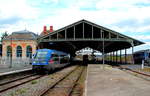 Am 04.04.2017 verläßt X 73742 den Bahnhof Rodez in Richtung Severac-le-Chateau an der Cevennenbahn, in der Halle steht ein weiterer X 73500 abfahrbereit nach Brive-la-Gaillarde