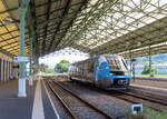 Kleiner Zug in der grossen Bahnhofhalle: Dieseltriebwagen wartet auf die Abfahrt.