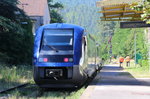 X73679 und X73676 verlassen nach einem kurzen Halt als TER73991 (Clermont-Ferrand - Nimes) den kleinen Bahnhof von Chamborigaud.