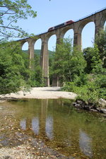 TER 77706 (Nimes - Mende) fährt über das lange Viaduc de Chamborigaud, welches den kleinen Fluss Luech überspannt.