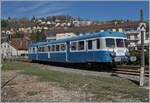 Der SNCF X 2816 - begegnete mir viele Jahre später erneut, diesmal in Morteau. Die Dieseltriebzüge X 2800 wurden ab 1957 bei Decauville (X 2801 - X 2816) sowie bei Renault (X 2817 - X 2919) gebaut, also insgesamt 119 Stück. Die letzten X 2800 verkehrten noch bis 2009 im regulären Verkehr. Der hier zu sehende X ABD 2816 gehört der  Assosiation l'autrail X2800 du Haut Doubs  und ist im Rahmen einer Ostersonderfahrt in Morteau beim Rangieren zu sehen.
(Standpunkt: am Zaun, auf dem Parkplatz beim Bahnhof)

16. April 2022