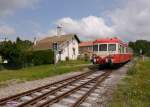 Triebwagen X2807 aus der Reihe X 2800 (Typ U-825 mit 825PS) unterwegs am Bahnübergang in Usson bei der Museumsbahn CFHF (Chemin de fer du Haut-Forez)auf der schönen Strecke Estivareilles -