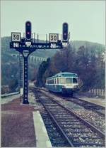 Die wunderschöne Serie von Peter Ackermann über die  Ligne des Hirondelles  bewog mich etwas im Archiv zu stöbern und dieses Bild nochmals einzustellen:
Der X 2830 verlässt den Bahnhof Morez Richtung St-Claude.
Okober 1985  
