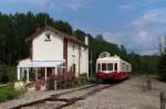 Ein Bahnwärterhaus mit Wintergarten - Mit dem Picasso unterwegs! Am 24.08.2013 waren wir mit dem Picasso X 3838 (Baureihe SNCF X 3800) in den südlichen Ardennen unterwegs. Unsere Fahrt führte uns von Attigny nach Challerange. Im ehemaligen Bahnknoten Challerange wurde zu Mittag gegessen und dann ging es wieder zurück in Richtung Attigny. Befahren wurde die ehemals zweigleisige Bahnstrecke 210 000 Ligne
d' Amagne - Lucquy à Revigny, die eine Gesamtlänge von 108 Km hatte. Im Güterverkehr werden noch die 41 Km zwischen Amagne - Lucquy und Challerange befahren. An den Wochenenden gibt es auch Museumsbetrieb durch die CFTSA. Hier brummt der Picasso am ehemaligen Bahnwärterhaus von Savigny (Ardennes) vorbei. Der Ort Savigny sur Aisne liegt gute 3 Kilometer vom Bahnhof entfernt.