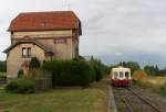 Nebenbahnidylle in der Region Champagne-Ardenne - Die romantische Nebenbahn in der Region Champagne-Ardenne zweigt in Amagne Lucquy von der Hauptstrecke Reims - Charleville ab. Die Bahnlinie 210 000 ging früher über 108 Km bis Revigny. Das Teilstück Amagne Lucquy - Challerange bei Km 40 wird an Werktagen noch im Güterverkehr bedient. An Wochenenden haben die Picasso Triebwagen der Museumsbahn  Chemin du Fer Touristique du Sud des Ardennes die Oberhand auf den Gleisen. Ein Picasso der SNCF Baureihe X 3800 (3838) beim Halt im Bahnhof von Alland`Huy bei Km 6,2 der Strecke. Hier gibt es auch noch ein Umfahrungsgleis. Der Verein CFTSA besitzt drei Picasso, 3838 - 3898 und 3943. Bahnhof Alland´Huy 24.08.2013 - Ligne 210 000 Amagne Lucquy - Revigny