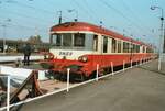 SNCF-Schienenbus X 4425 auf einem etwas weiter vom Gebäude des Straßburger Hauptbahnhof entfernten Gleis. 
Datum: 26.10.1983 