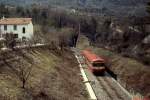 Zwischen Breil sur Roya und Sospel fährt ein X 4500 der SNCF im März 1987 in Richtung Nizza
