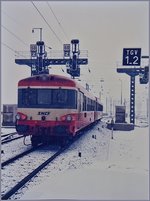 Bunte Bahnen rund um die Schweiz: In Frasne macht sich an einem winterlichen 5. März 1985 der Regionalzug 7273 von Dôle Ville nach Pontarlier auf den Weg.
(Analoges Bild, 5.3.1985) 
